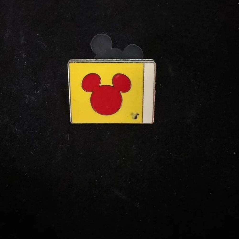 Disney Yacht Club Resort Hidden Mickey Flag Trading Pin 2010